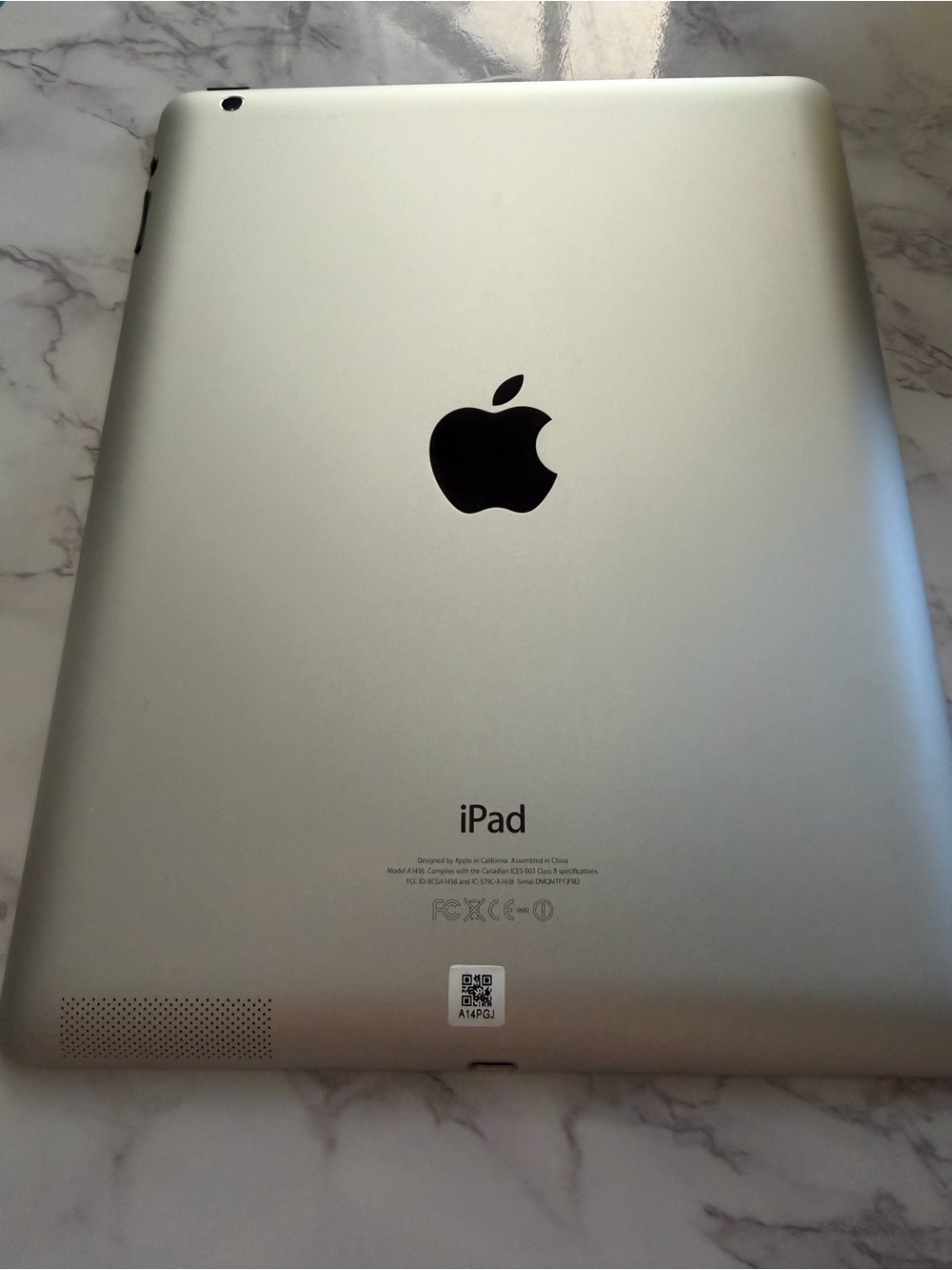 iPad Tablet - Picture 3 of 6